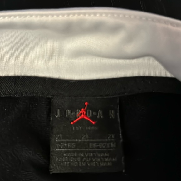 Jordan zip up sweater size 2T - Picture 3 of 4